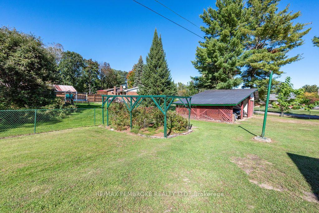 Photo 42 of 41 Centre Street W, Petawawa, Petawawa — HOMEH