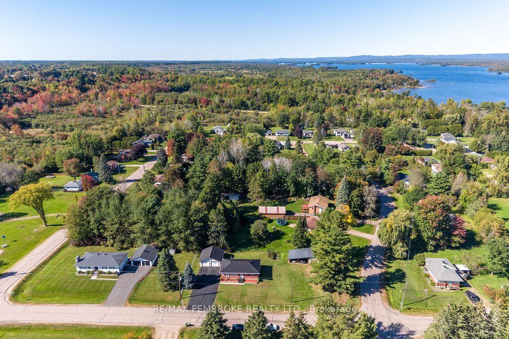 Photo 48 of 41 Centre Street W, Petawawa, Petawawa — HOMEH