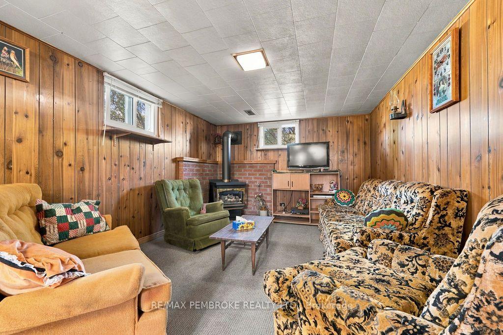 Photo 31 of 41 Centre Street W, Petawawa, Petawawa — HOMEH
