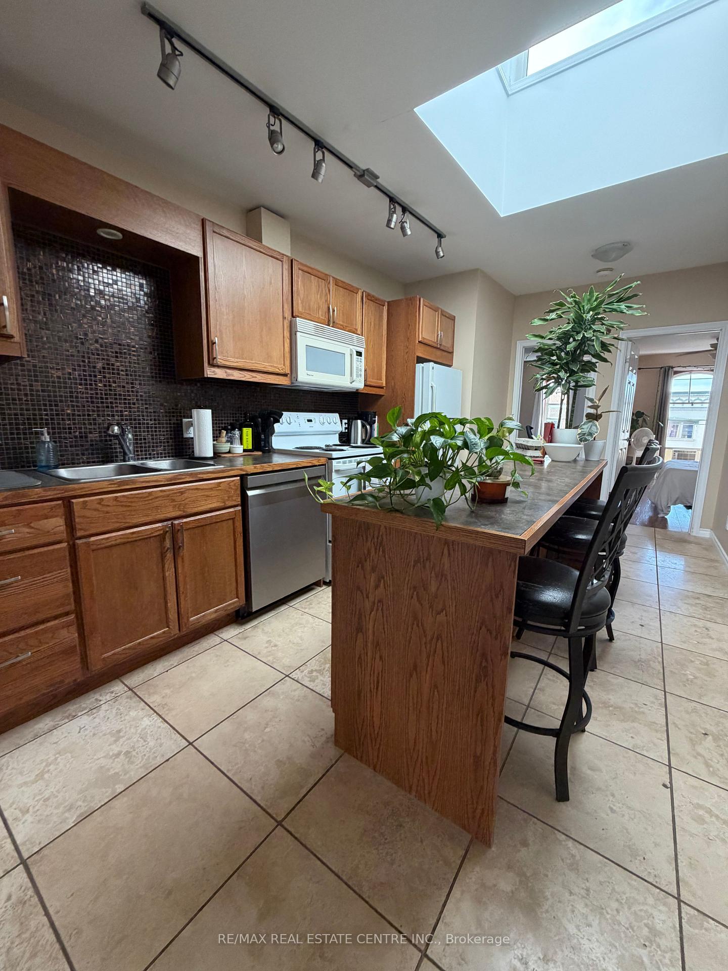 Photo 4 of Unit 3, 167 Broadway, Orangeville — HOMEH