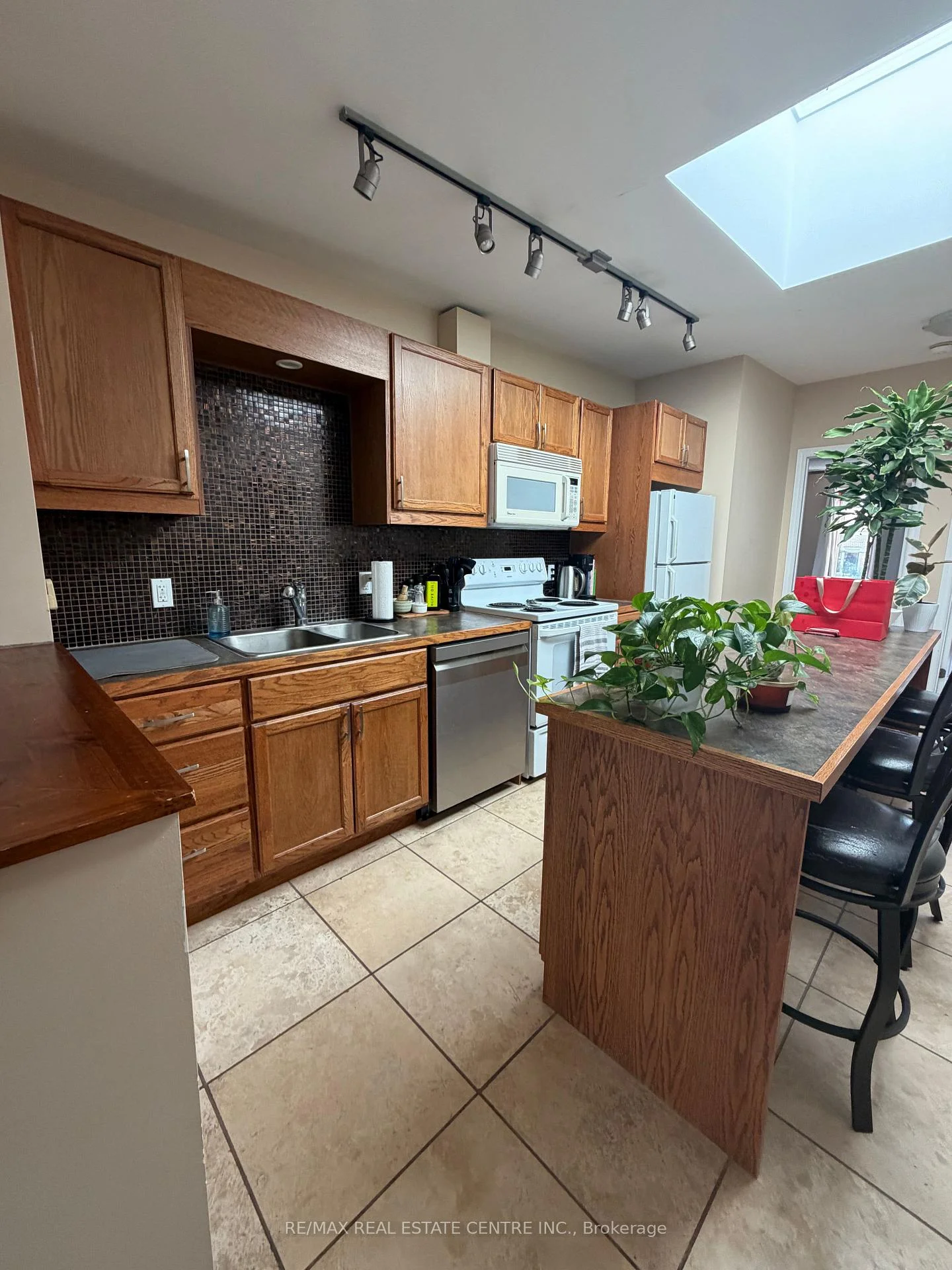 Photo 6 of Unit 3, 167 Broadway, Orangeville — HOMEH