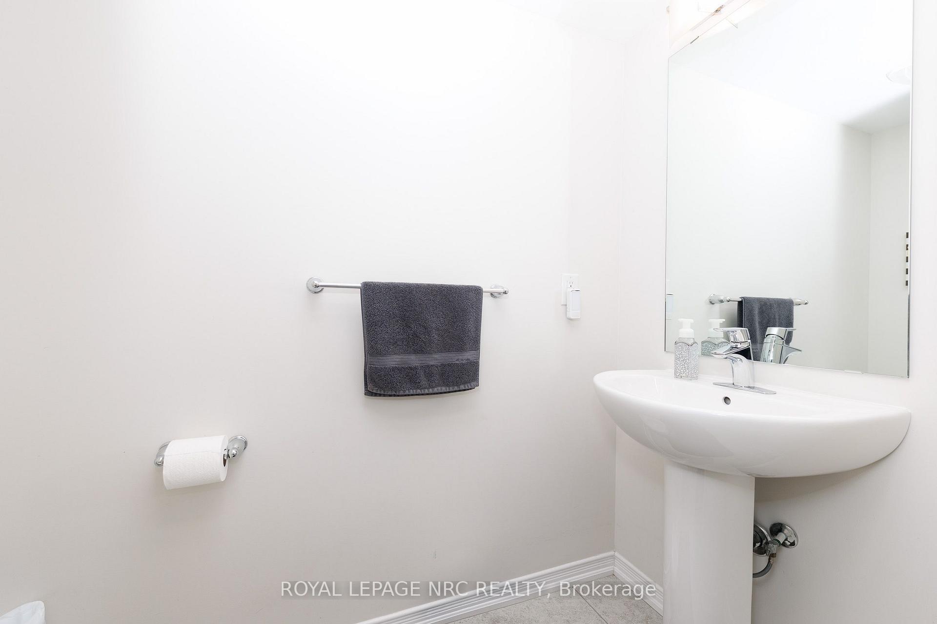 Photo 4 of 7794 White Pine Crescent, Niagara Falls, Brown — HOMEH