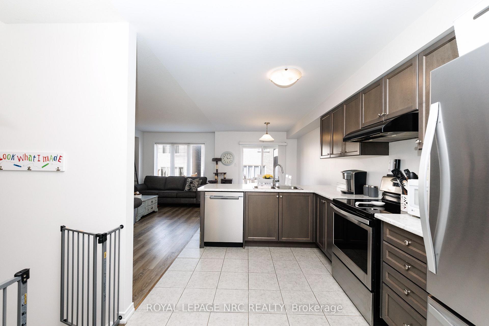 Photo 5 of 7794 White Pine Crescent, Niagara Falls, Brown — HOMEH
