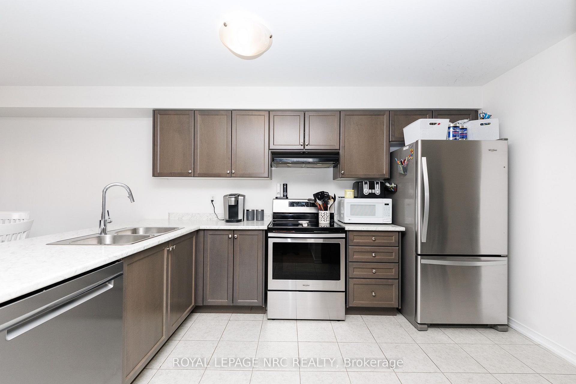 Photo 6 of 7794 White Pine Crescent, Niagara Falls, Brown — HOMEH