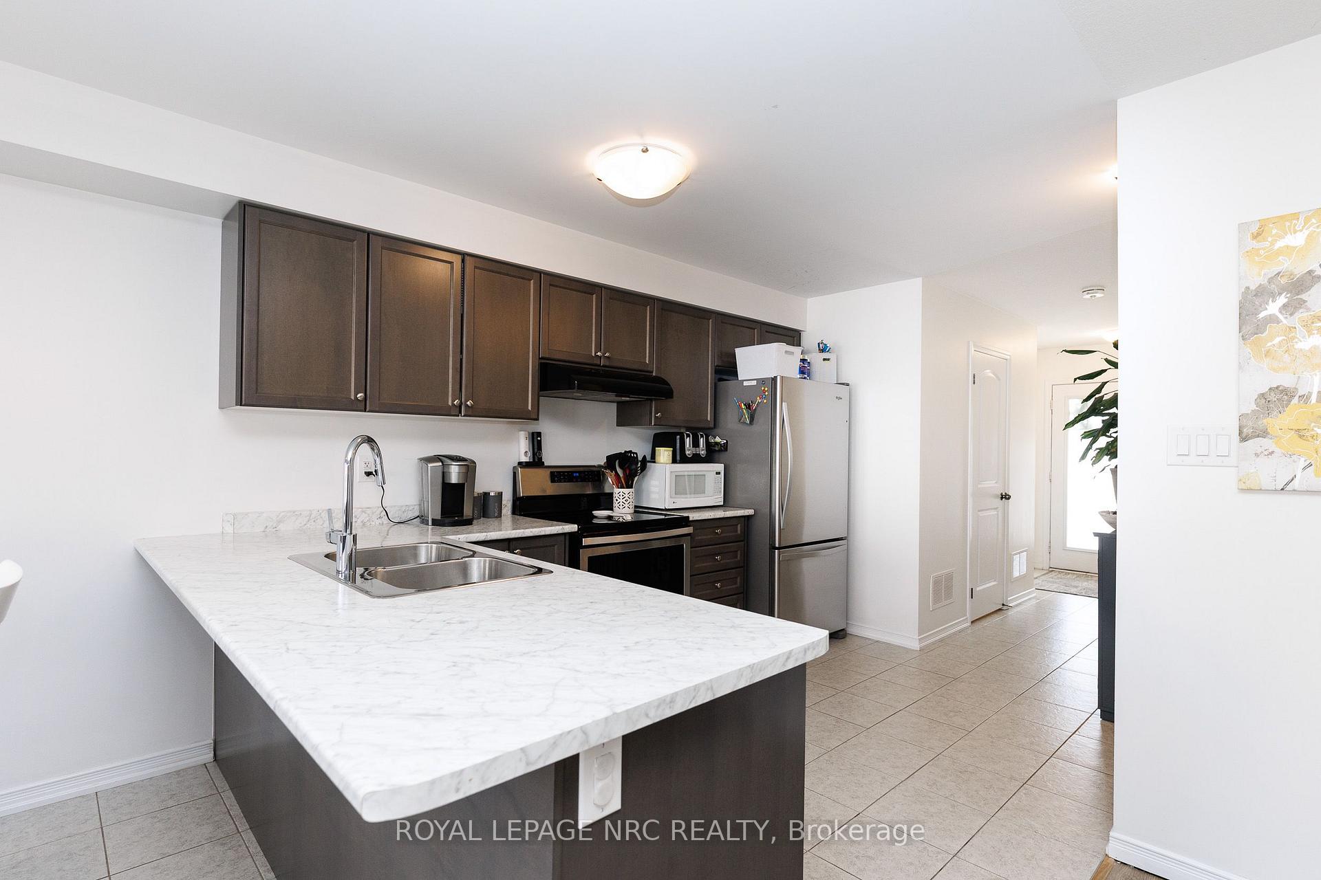 Photo 7 of 7794 White Pine Crescent, Niagara Falls, Brown — HOMEH