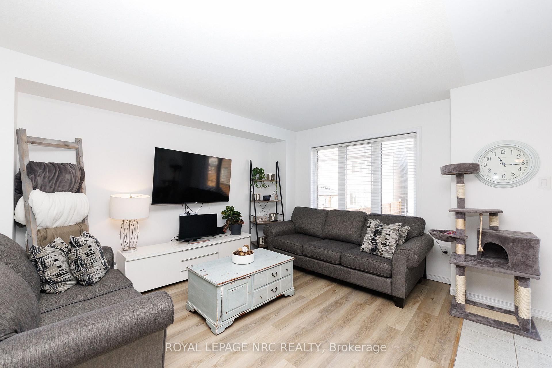 Photo 11 of 7794 White Pine Crescent, Niagara Falls, Brown — HOMEH