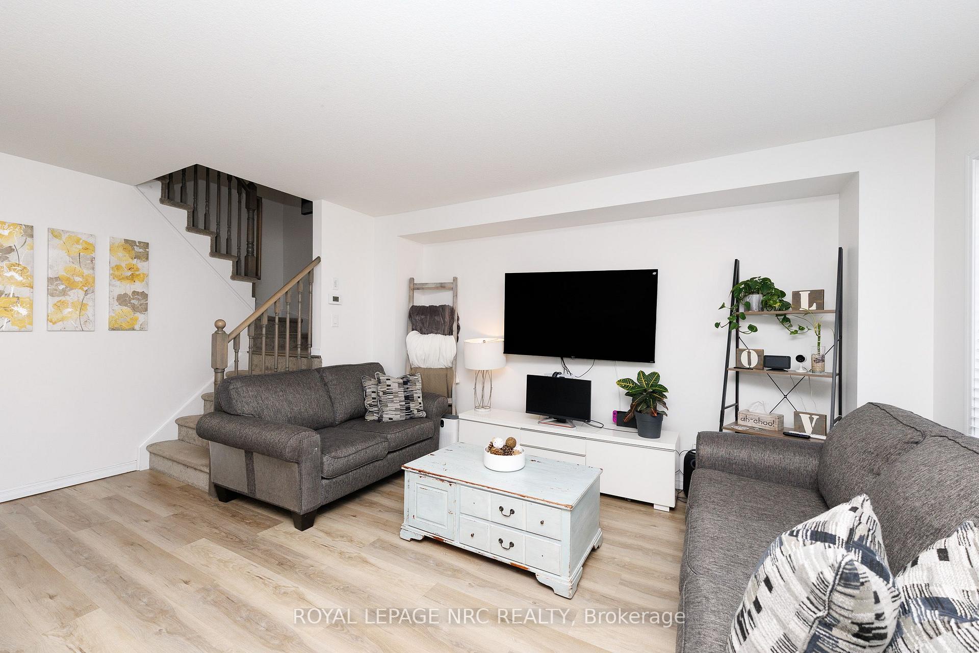 Photo 13 of 7794 White Pine Crescent, Niagara Falls, Brown — HOMEH