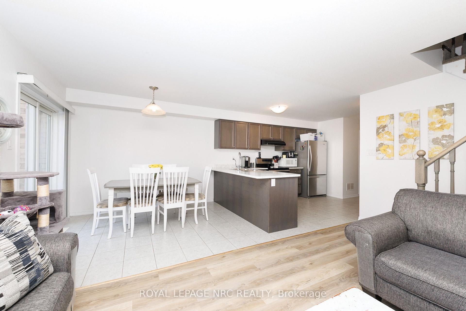 Photo 14 of 7794 White Pine Crescent, Niagara Falls, Brown — HOMEH