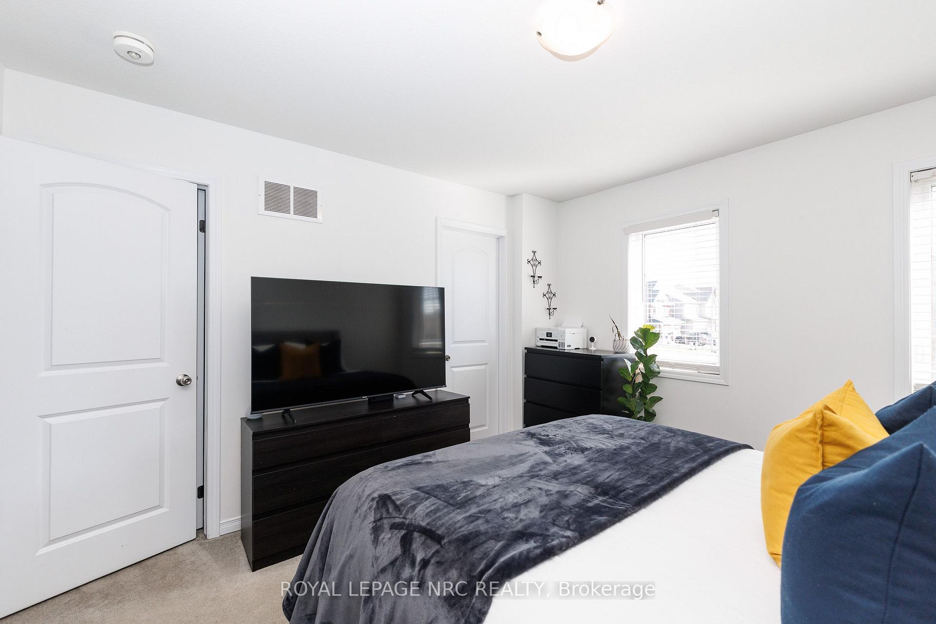 Photo 15 of 7794 White Pine Crescent, Niagara Falls, Brown — HOMEH
