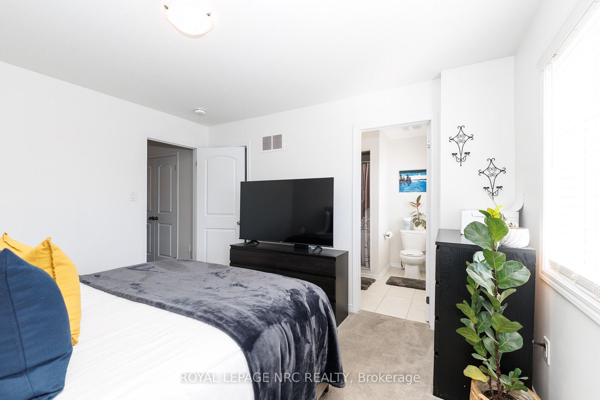 Photo 17 of 7794 White Pine Crescent, Niagara Falls, Brown — HOMEH