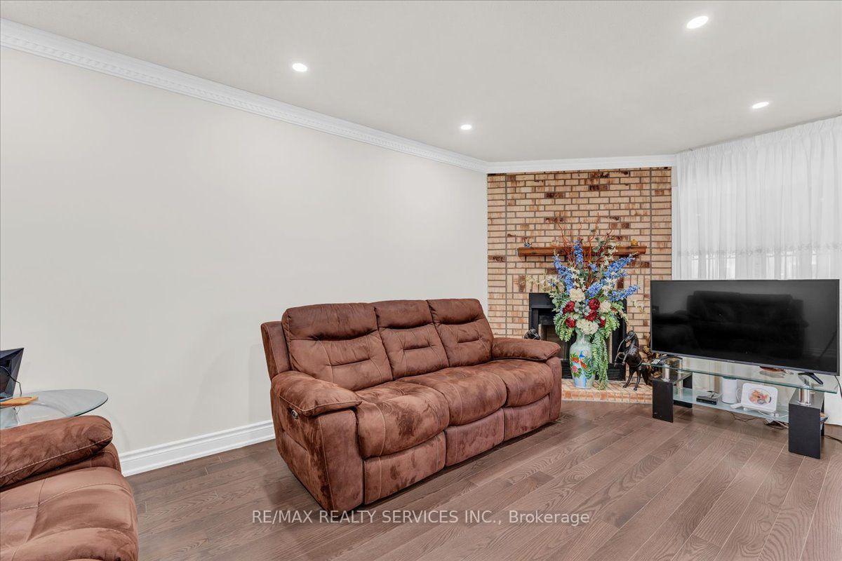 Photo 13 of 7 Duggan Drive, Brampton, Fletcher's West — HOMEH