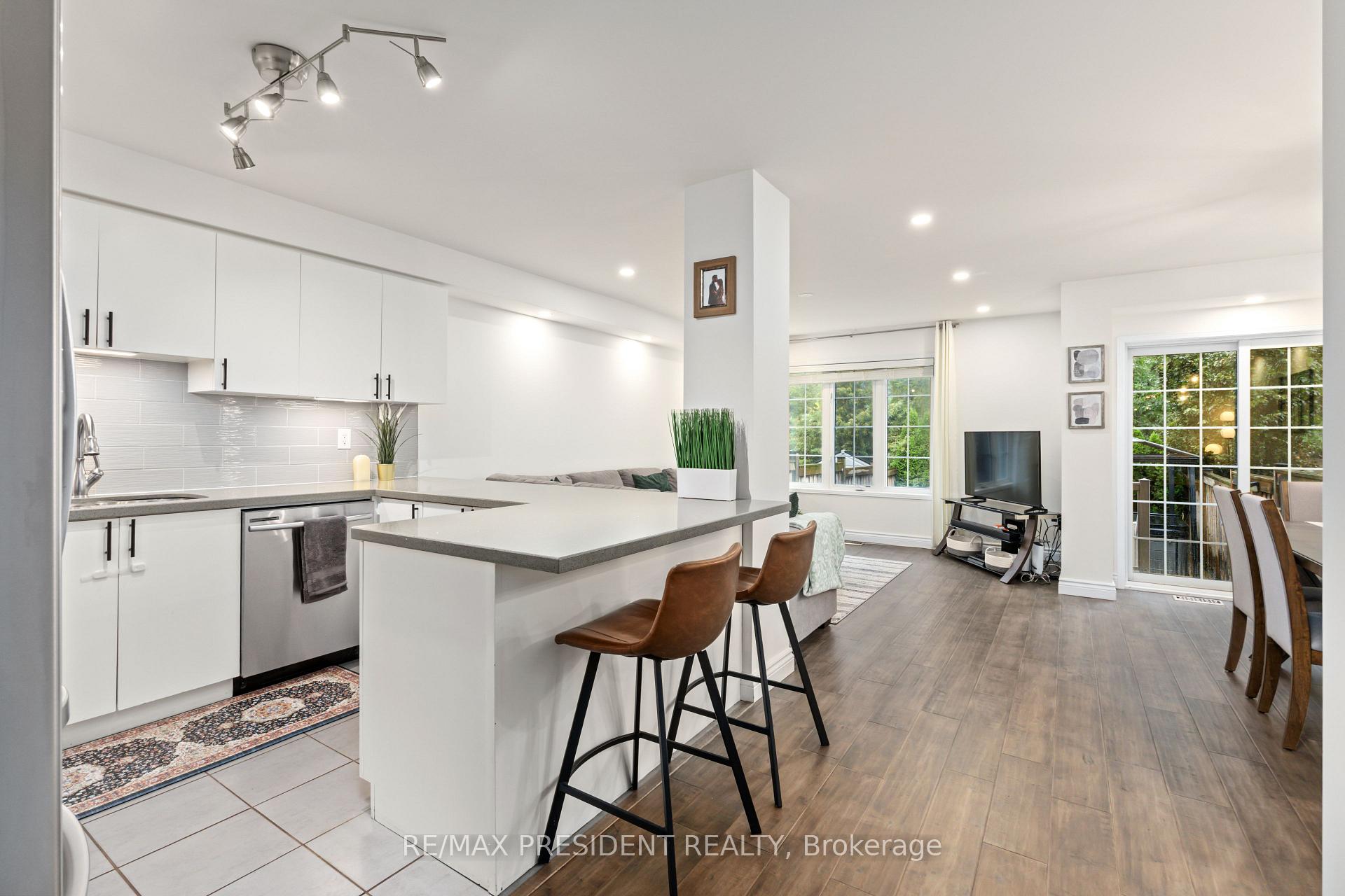 Photo 5 of 108 underwood Drive, Whitby, Brooklin — HOMEH