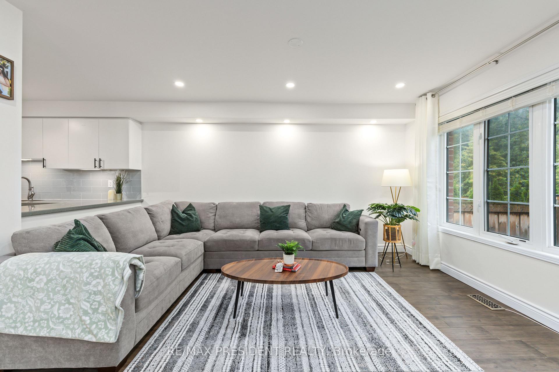 Photo 10 of 108 underwood Drive, Whitby, Brooklin — HOMEH