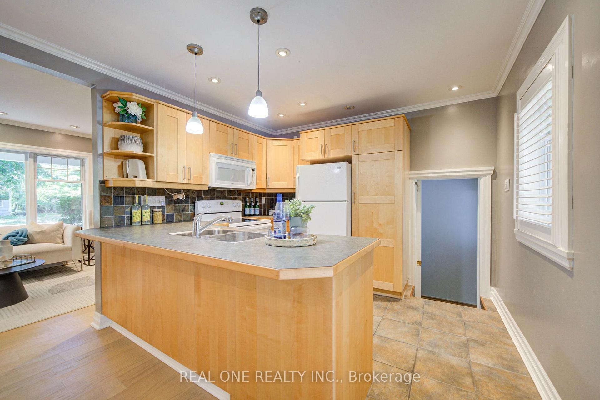 Photo 15 of 1099 Kent Avenue, Oakville, College Park — HOMEH