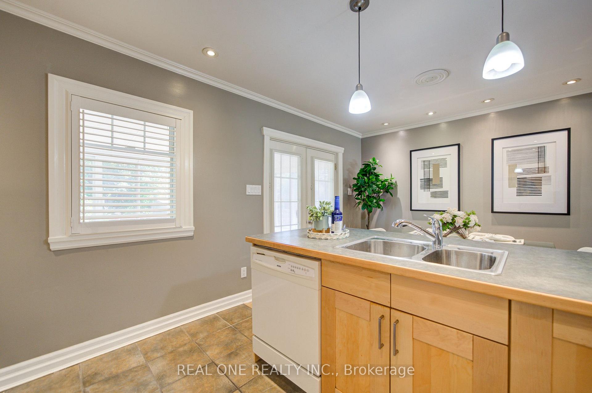 Photo 18 of 1099 Kent Avenue, Oakville, College Park — HOMEH