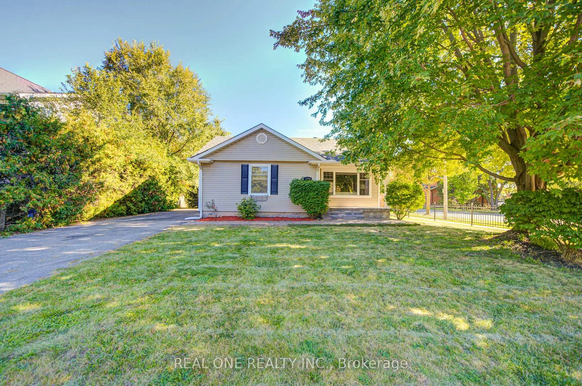 Photo 2 of 1099 Kent Avenue, Oakville, College Park — HOMEH