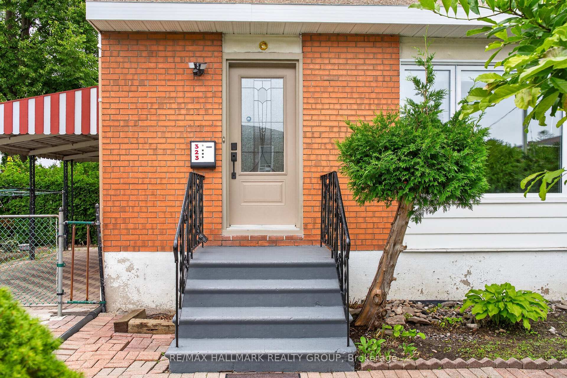 Photo 3 of 323 Poulin Avenue, Ottawa, Britannia — HOMEH