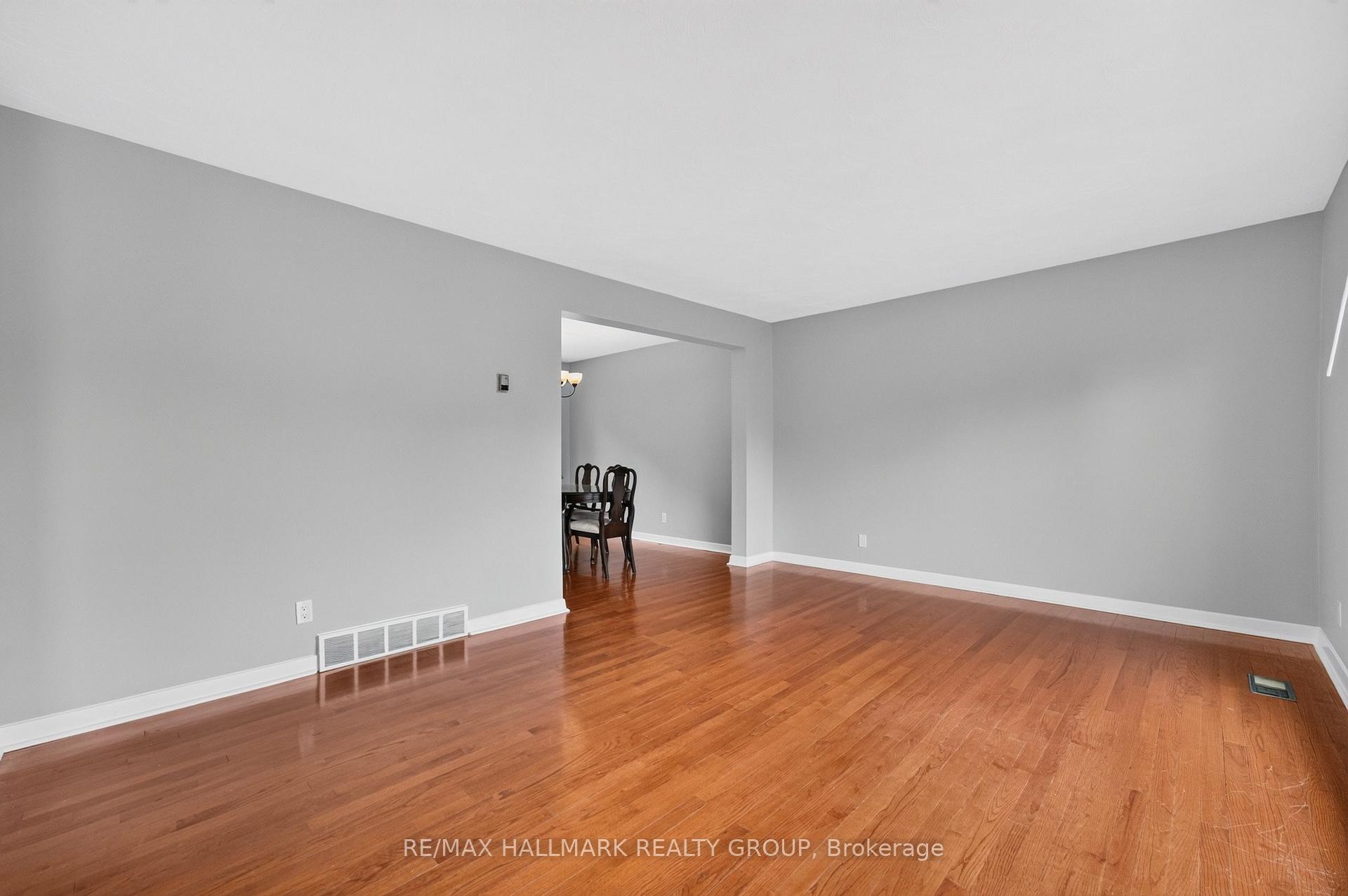 Photo 10 of 323 Poulin Avenue, Ottawa, Britannia — HOMEH