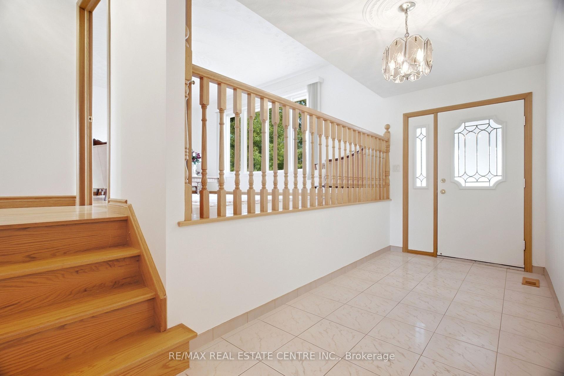 Photo 5 of 93 Old Chicopee Drive, Kitchener, Stanley Park — HOMEH