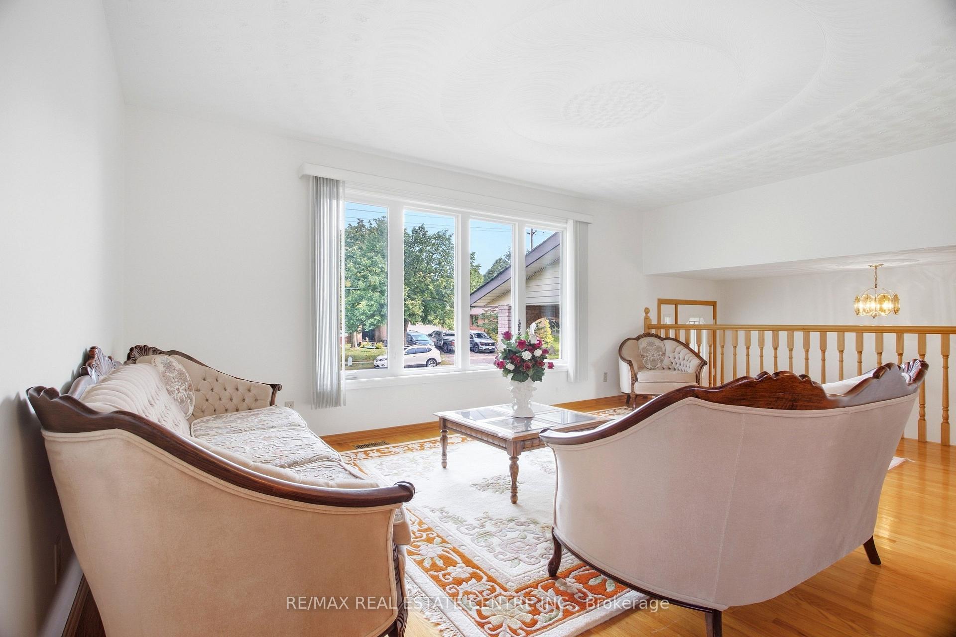 Photo 9 of 93 Old Chicopee Drive, Kitchener, Stanley Park — HOMEH