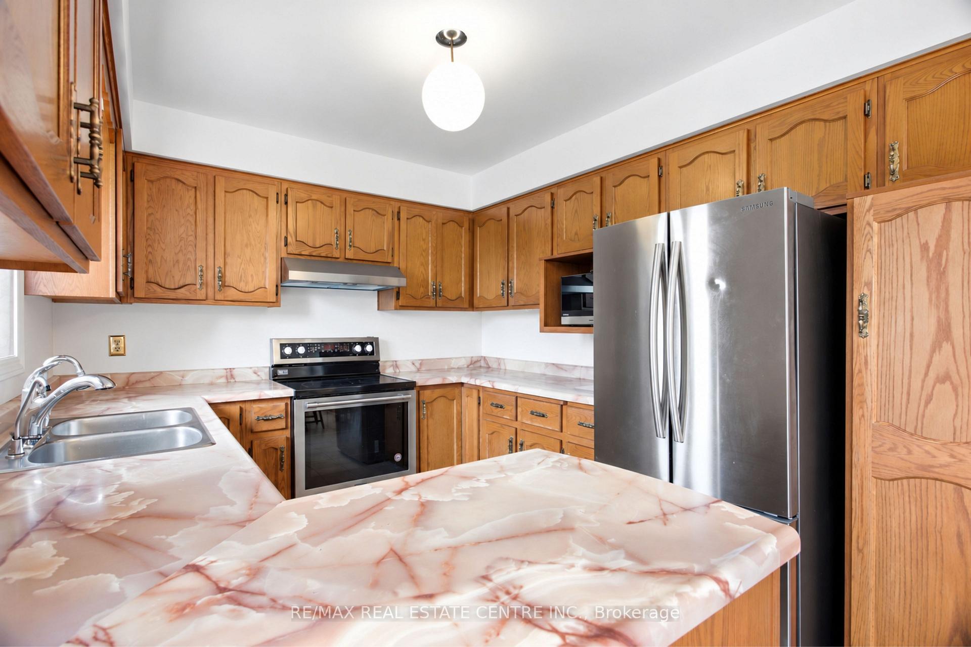 Photo 17 of 93 Old Chicopee Drive, Kitchener, Stanley Park — HOMEH