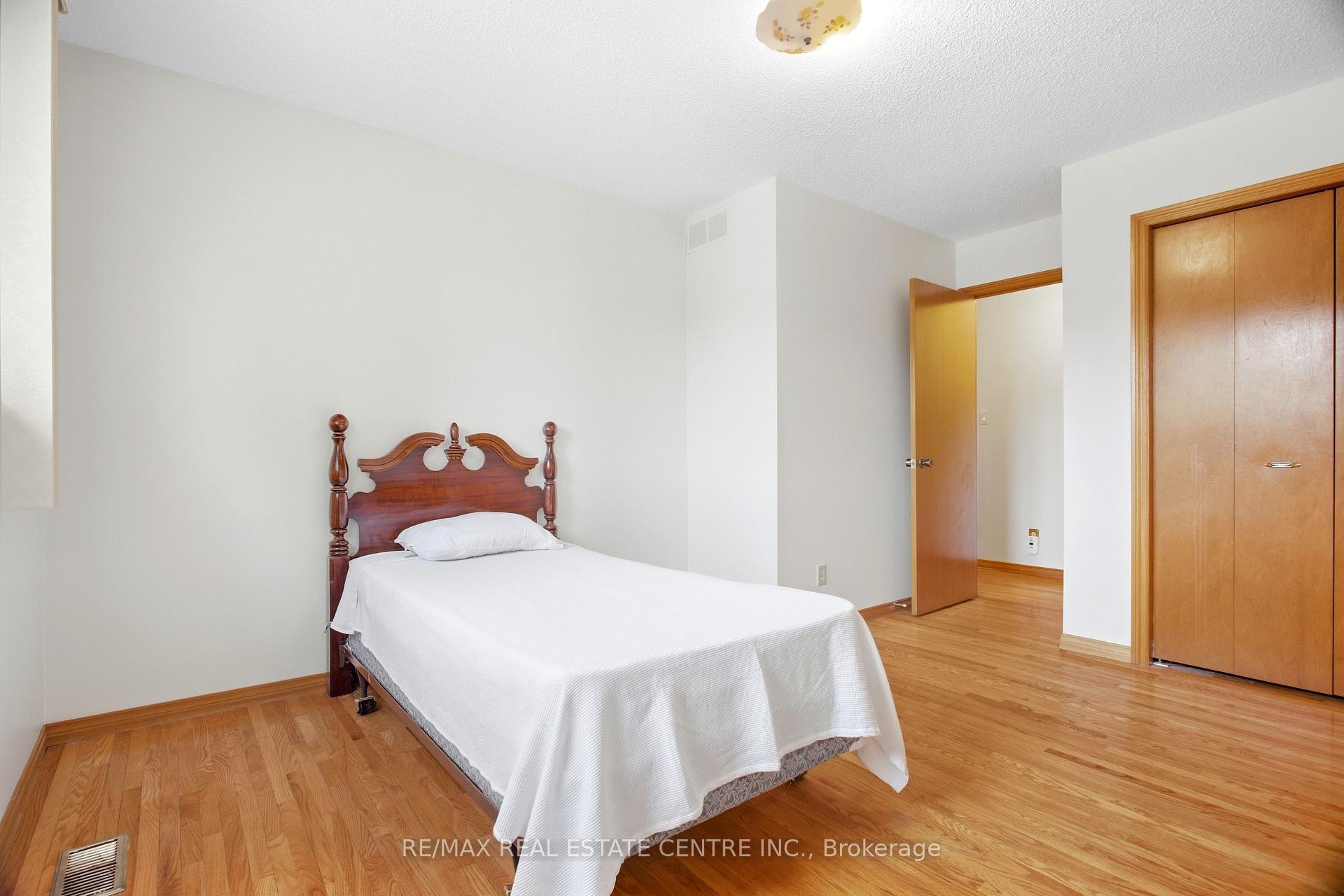 Photo 25 of 93 Old Chicopee Drive, Kitchener, Stanley Park — HOMEH