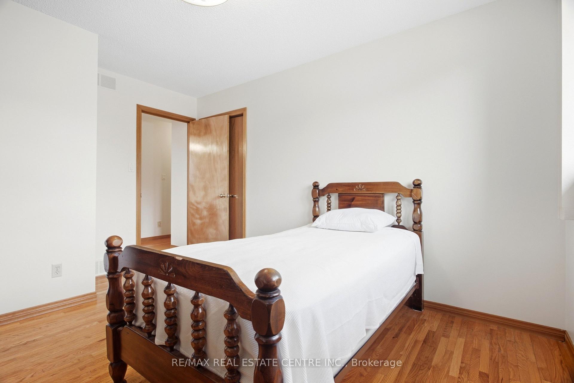 Photo 28 of 93 Old Chicopee Drive, Kitchener, Stanley Park — HOMEH