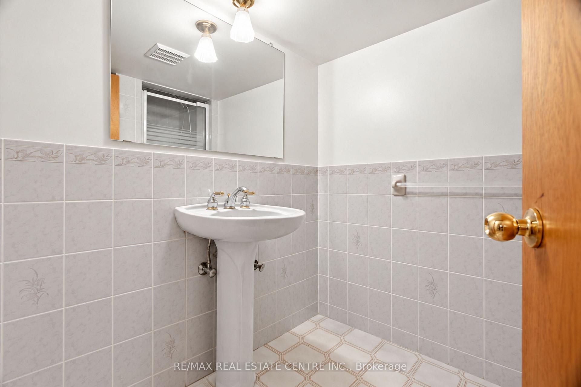 Photo 35 of 93 Old Chicopee Drive, Kitchener, Stanley Park — HOMEH