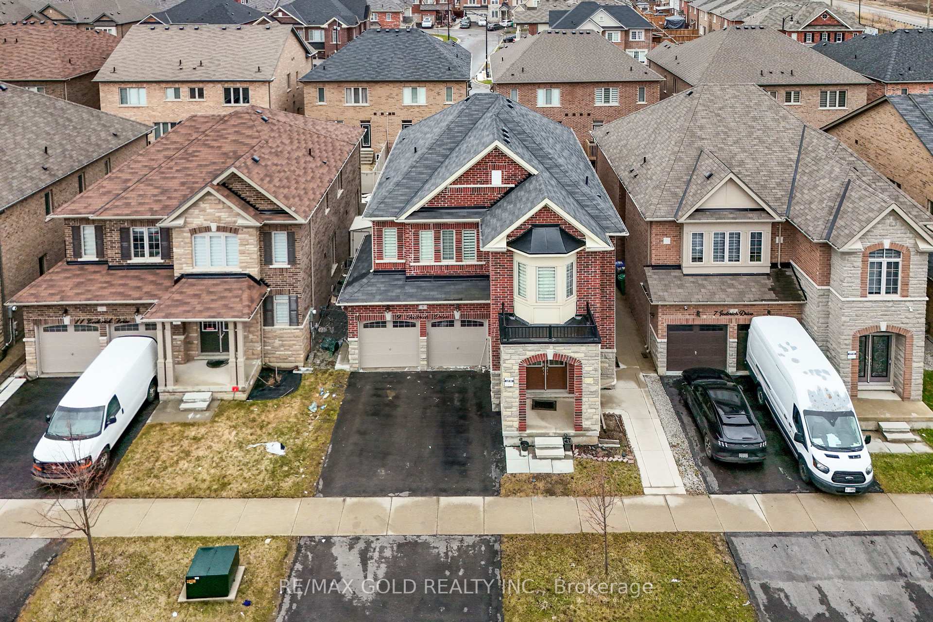 Photo 3 of 9 Goderich Drive, Brampton, Northwest Brampton — HOMEH