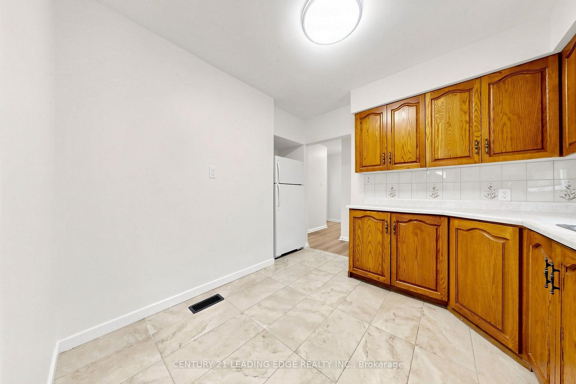Photo 11 of Unit Upper, 15 Maretta Avenue, Scarborough, Eglinton East — HOMEH