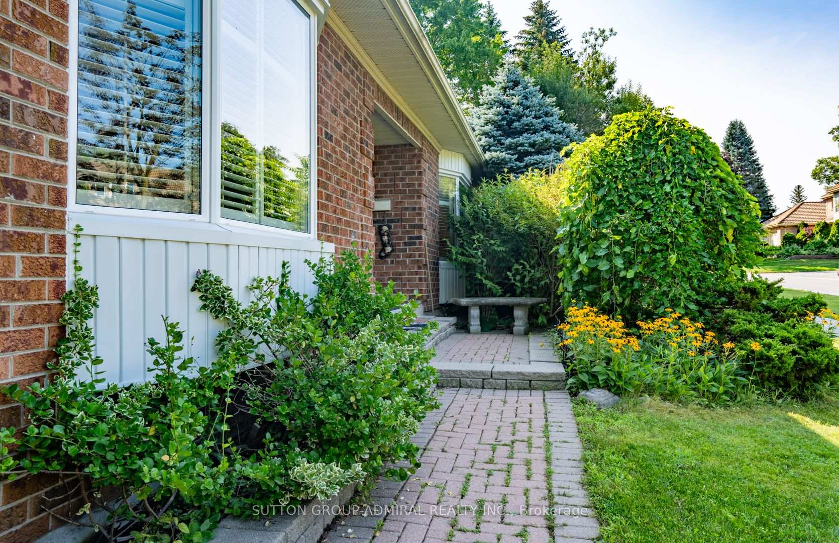 Photo 3 of 284 Murray Drive, Aurora, Aurora Village — HOMEH