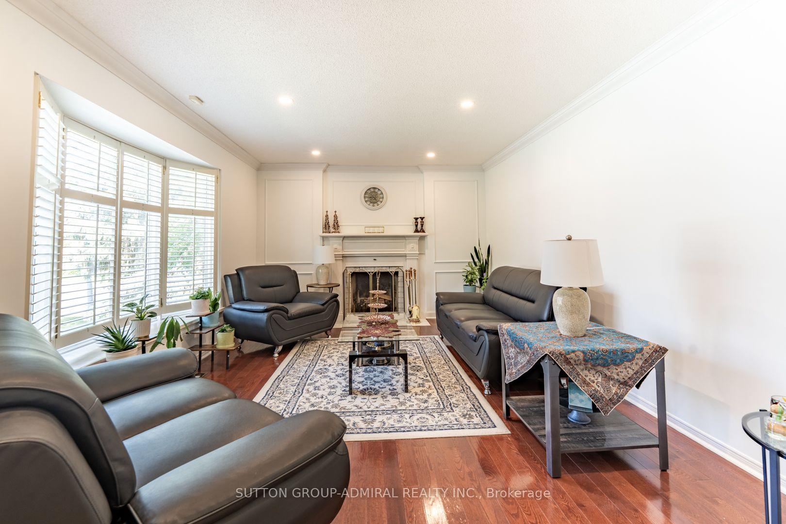 Photo 5 of 284 Murray Drive, Aurora, Aurora Village — HOMEH