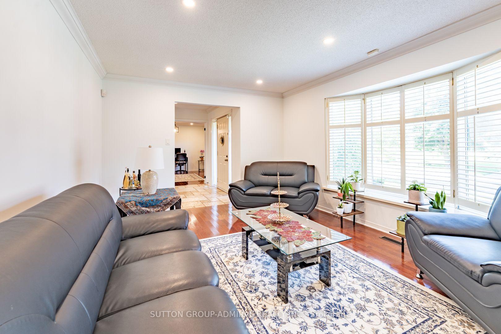 Photo 6 of 284 Murray Drive, Aurora, Aurora Village — HOMEH