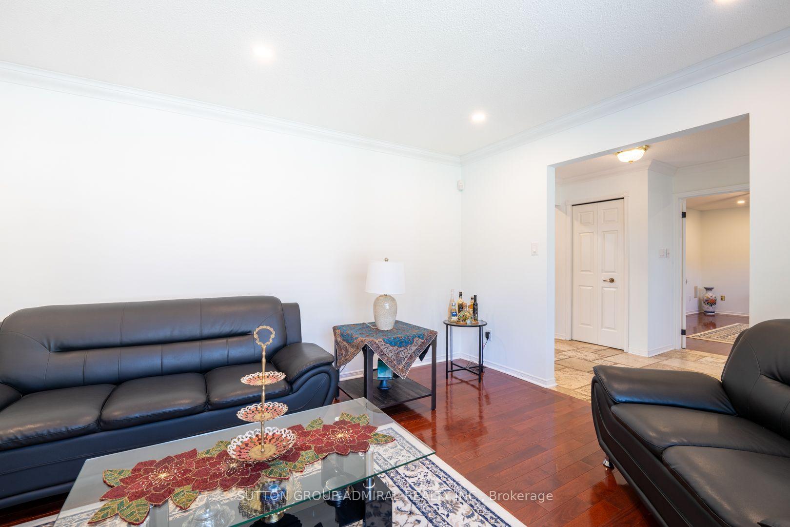 Photo 7 of 284 Murray Drive, Aurora, Aurora Village — HOMEH