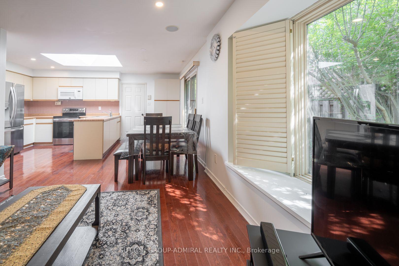 Photo 11 of 284 Murray Drive, Aurora, Aurora Village — HOMEH
