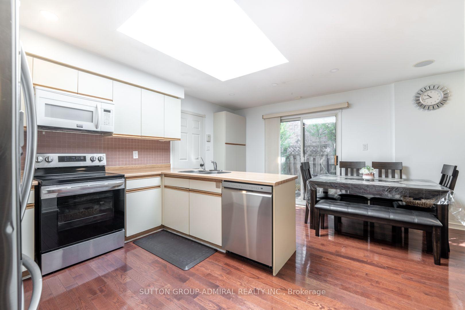 Photo 12 of 284 Murray Drive, Aurora, Aurora Village — HOMEH