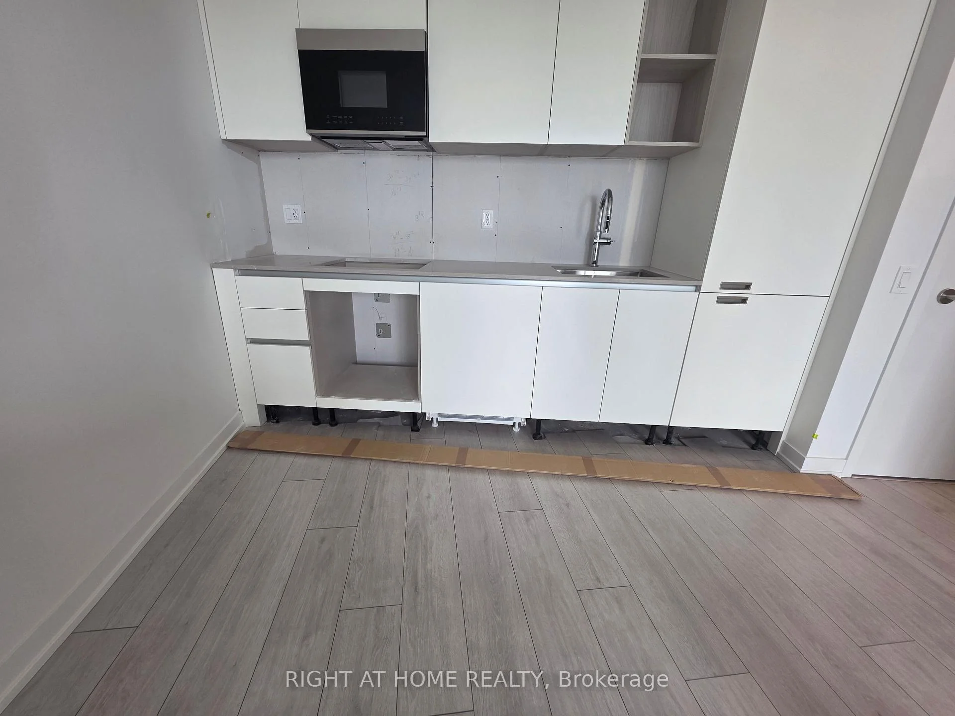 Photo 5 of Unit 2510, 39 Mary Street, Barrie, Lakeshore — HOMEH