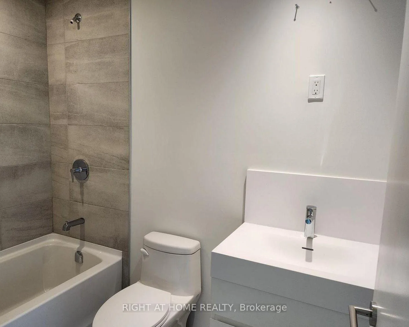 Photo 8 of Unit 2510, 39 Mary Street, Barrie, Lakeshore — HOMEH