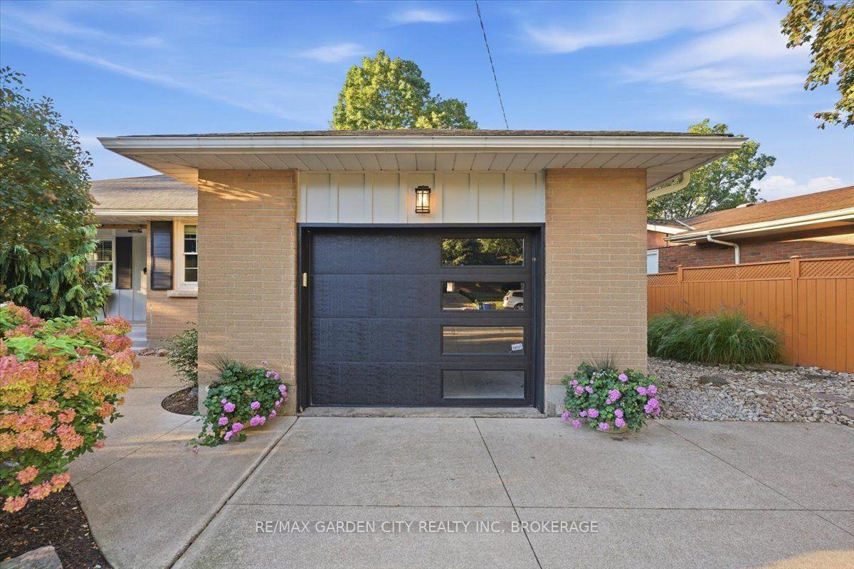 Photo 3 of 98 Village Road, St. Catharines, Glendale/Glenridge — HOMEH