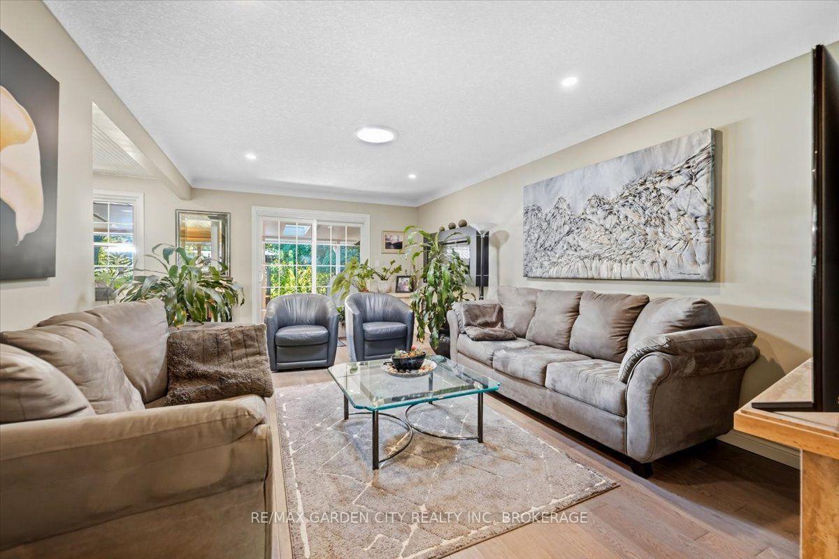 Photo 10 of 98 Village Road, St. Catharines, Glendale/Glenridge — HOMEH