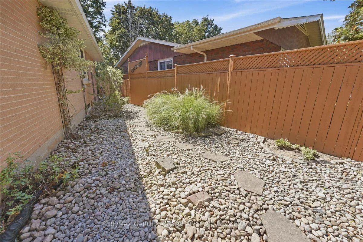 Photo 5 of 98 Village Road, St. Catharines, Glendale/Glenridge — HOMEH