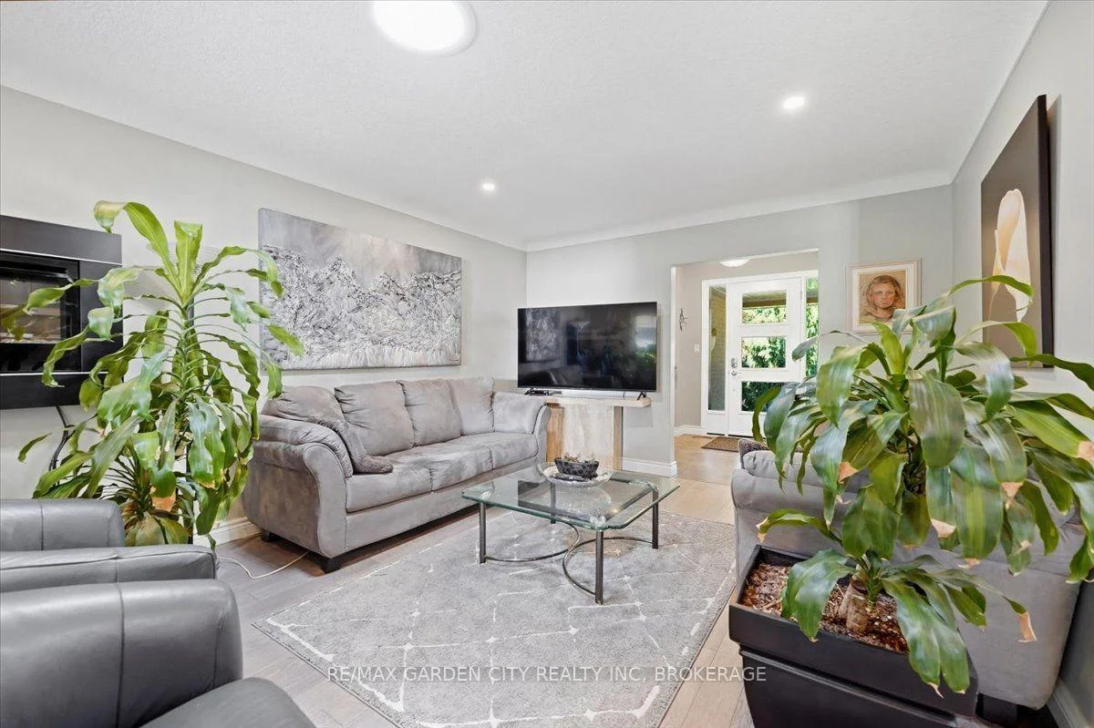 Photo 12 of 98 Village Road, St. Catharines, Glendale/Glenridge — HOMEH