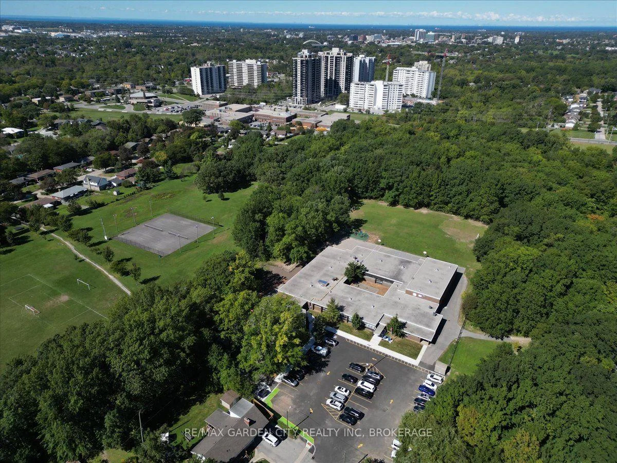Photo 62 of 98 Village Road, St. Catharines, Glendale/Glenridge — HOMEH