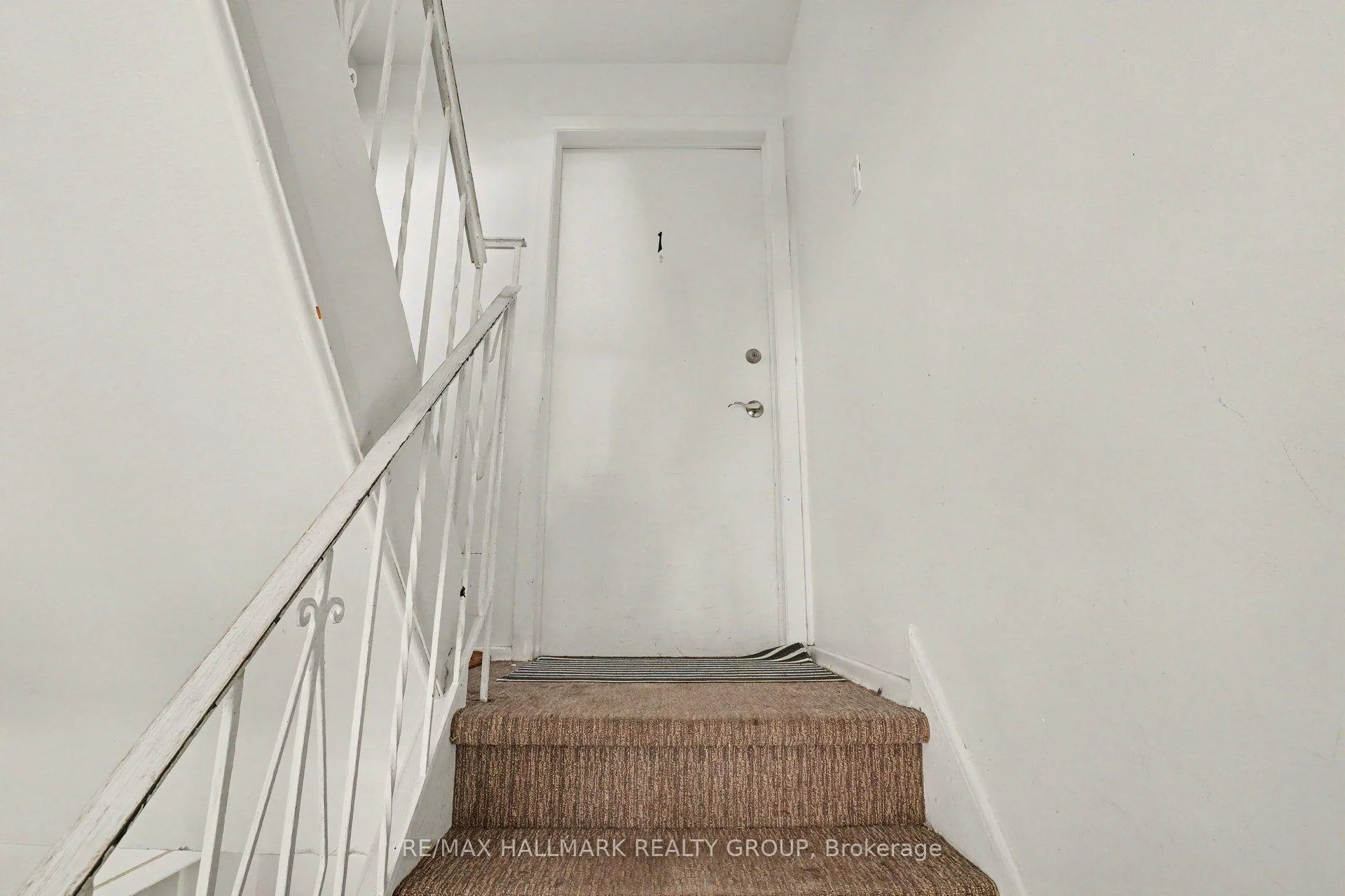 Photo 5 of 657 Golden Avenue, Ottawa, Laurentianview — HOMEH