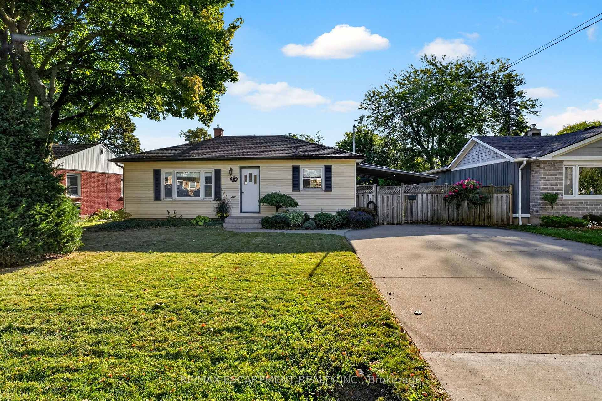 Photo 2 of 416 Bartlett Avenue, Grimsby, Grimsby Beach — HOMEH