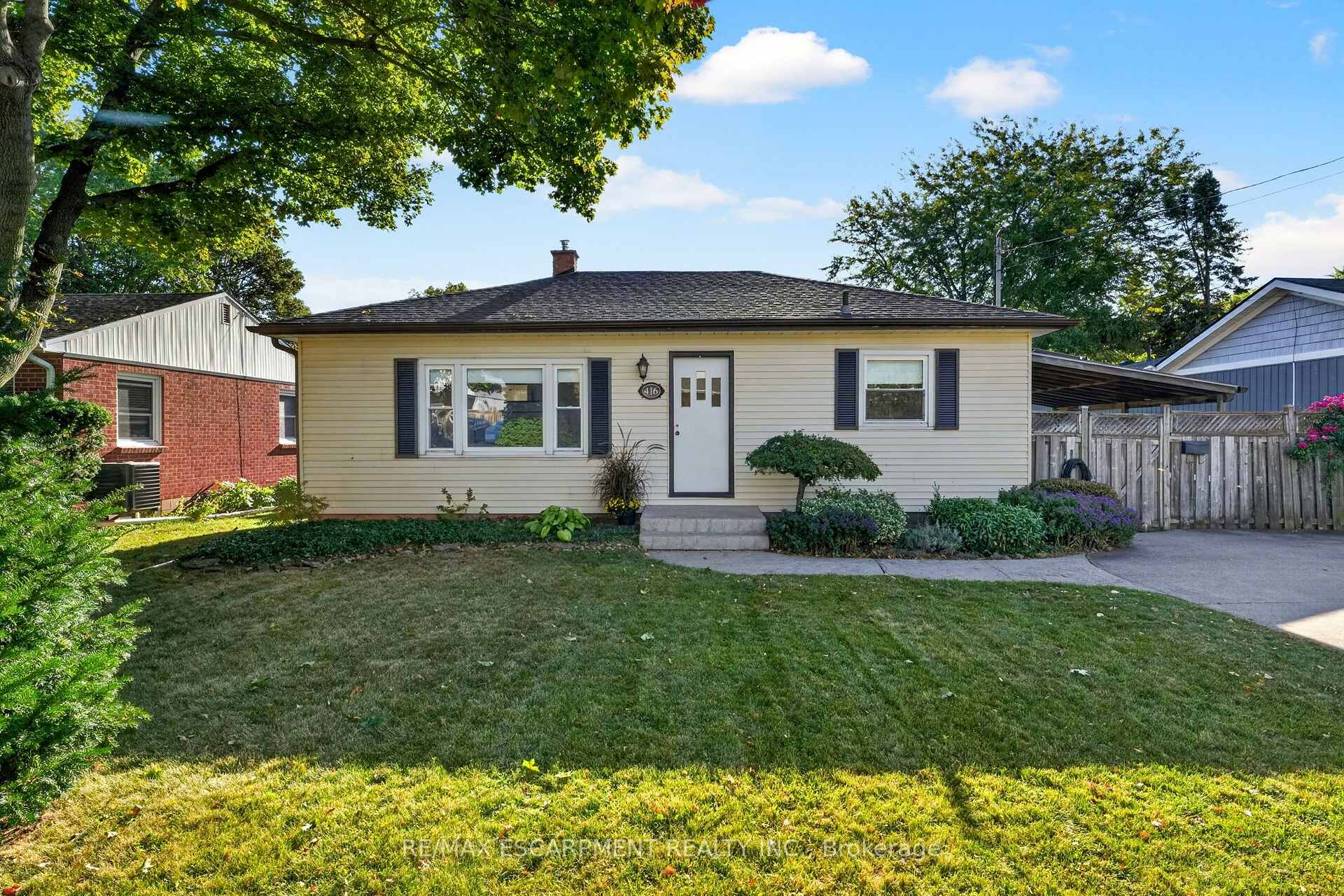 Photo 3 of 416 Bartlett Avenue, Grimsby, Grimsby Beach — HOMEH
