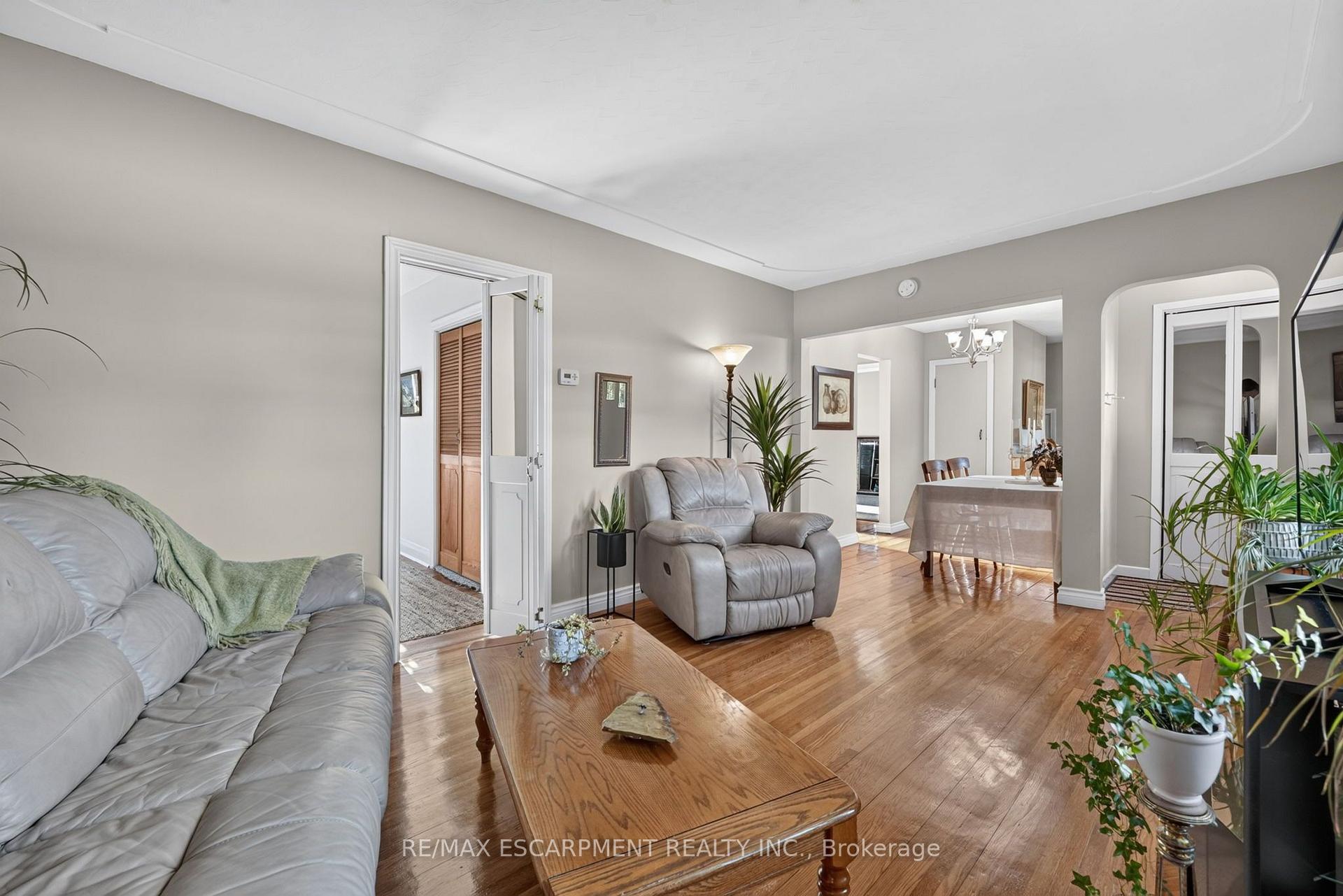 Photo 5 of 416 Bartlett Avenue, Grimsby, Grimsby Beach — HOMEH