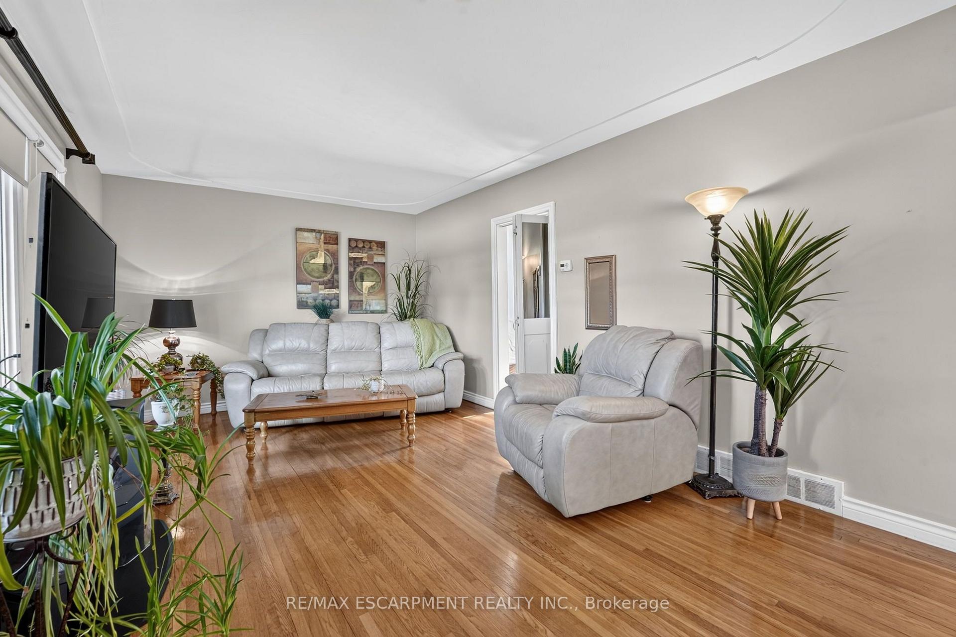Photo 6 of 416 Bartlett Avenue, Grimsby, Grimsby Beach — HOMEH