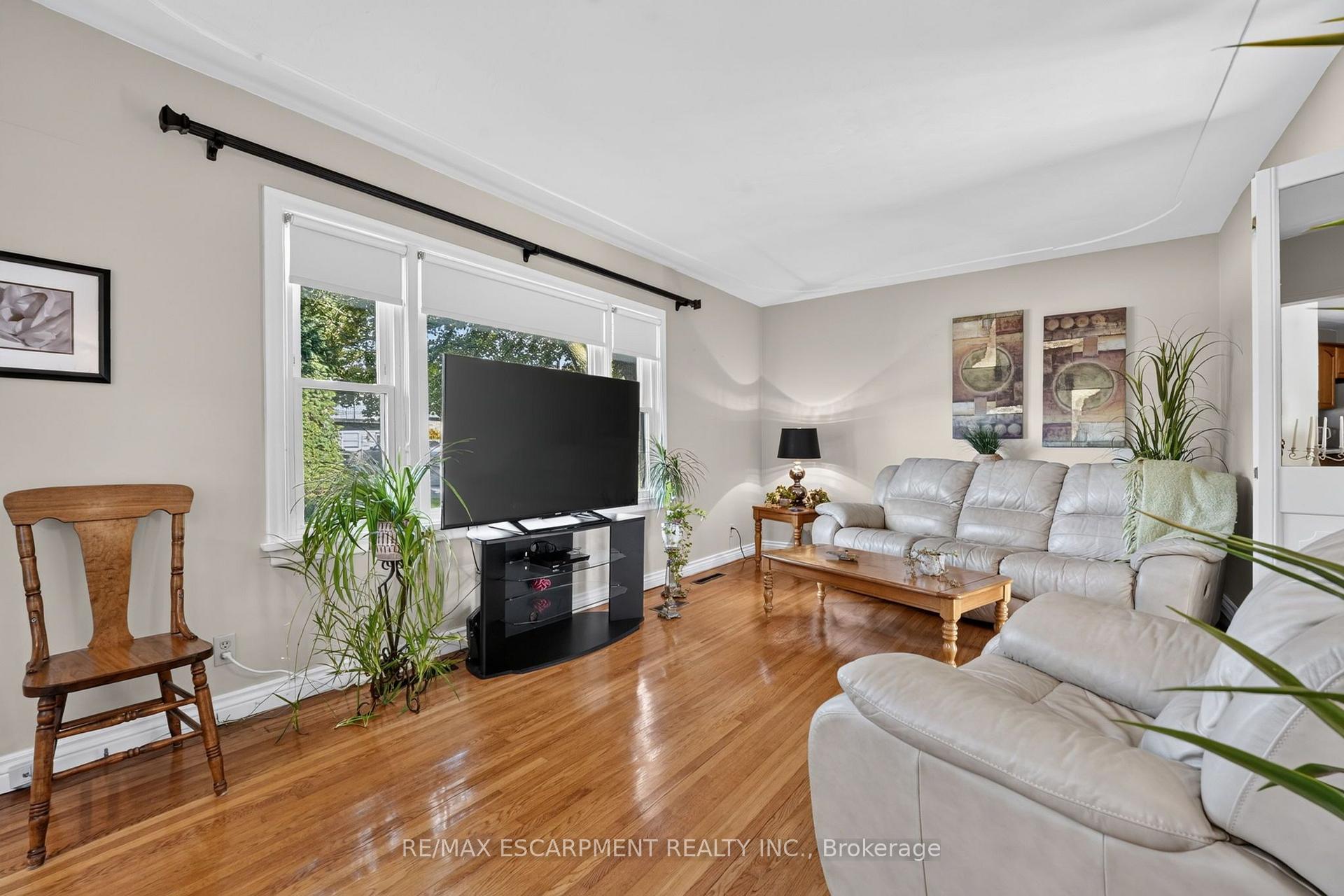 Photo 7 of 416 Bartlett Avenue, Grimsby, Grimsby Beach — HOMEH