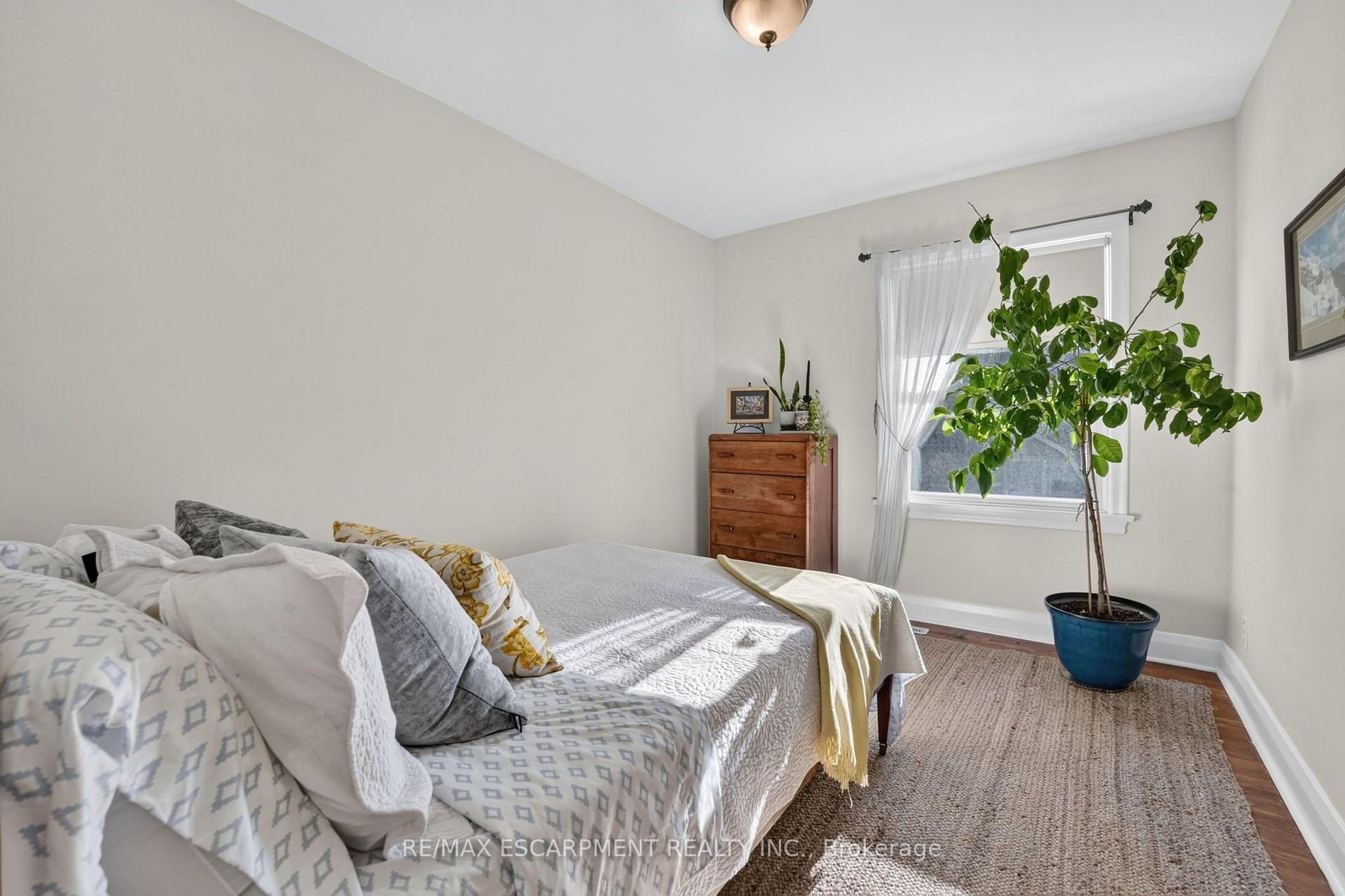 Photo 8 of 416 Bartlett Avenue, Grimsby, Grimsby Beach — HOMEH